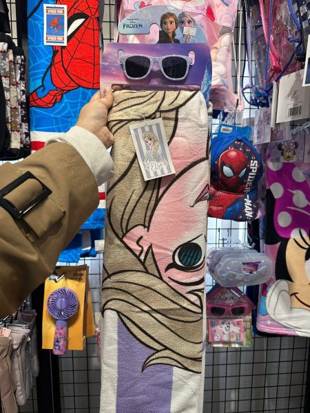 منشفة سباحة مع نضارة فروزن